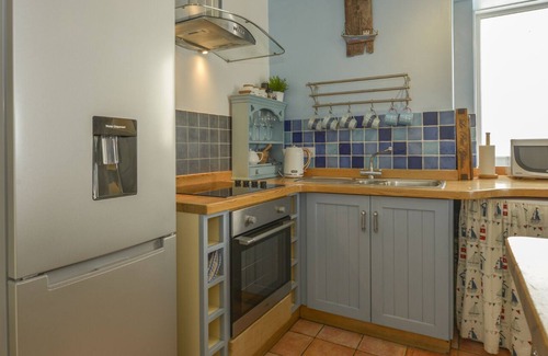 Torcross Cottage | 2 BAYVIEW, pet friendly, country holiday cottage in Torcross