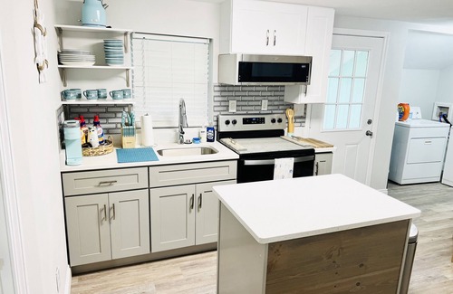 Warrington House | 2 bd 1 bath home - King bed - close to beaches&downtown - backyard with firepit
