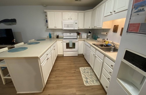 Long Beach Apartment | 2 Bd 2 Ba Spacious Condo - close to beach and shopping!