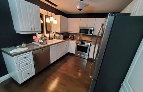 Barrie House | 2 BD Bongalo near the beach and shopping Centre