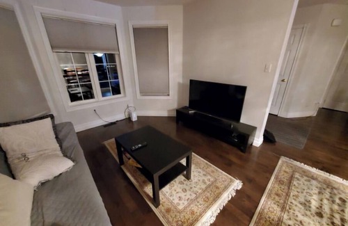 Barrie House | 2 BD Bongalo near the beach and shopping Centre