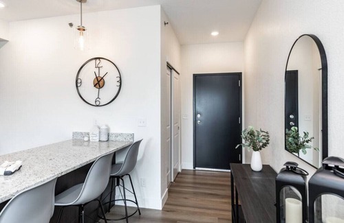 Mountain Shadows Apartment | 2 BD Cozy Top Floor minutes from Garden of the Gods with private 1 car garage