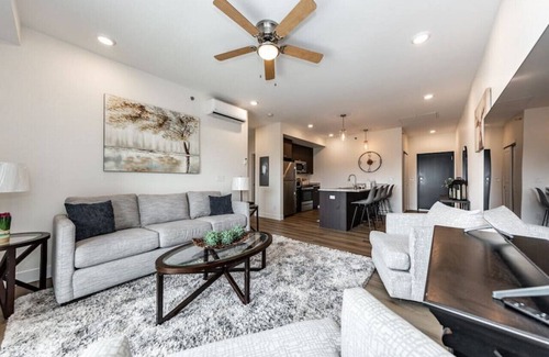 Mountain Shadows Apartment | 2 BD Cozy Top Floor minutes from Garden of the Gods with private 1 car garage