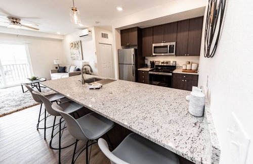 Mountain Shadows Apartment | 2 BD Cozy Top Floor minutes from Garden of the Gods with private 1 car garage