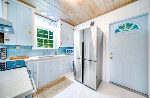 Del-Ida Park Historic District House | 2 BD Historic Delray Beach Cottage walk to the Ave
