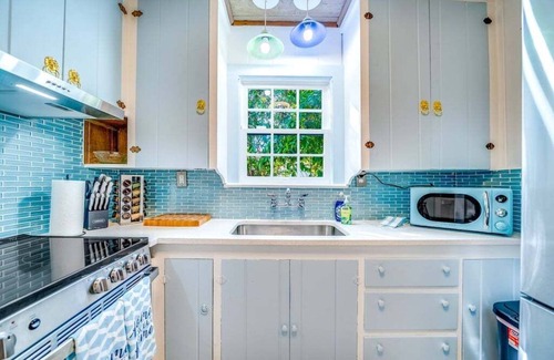 Del-Ida Park Historic District House | 2 BD Historic Delray Beach Cottage walk to the Ave
