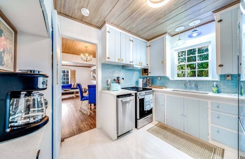 Del-Ida Park Historic District House | 2 BD Historic Delray Beach Cottage walk to the Ave