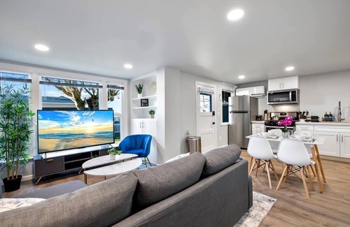 Everett Apartment | 2 BD in historic N Everett w/AC!
