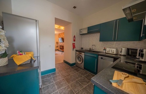 Gloucester Apartment | 2 Bd Newly refurbished apartment