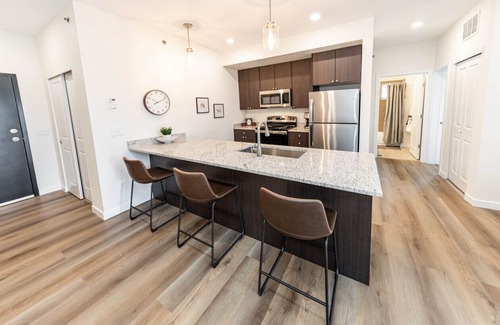 Mountain Shadows Apartment | 2 BD Top Floor Mt and Downtown Views 5 mins from Garden of the Gods