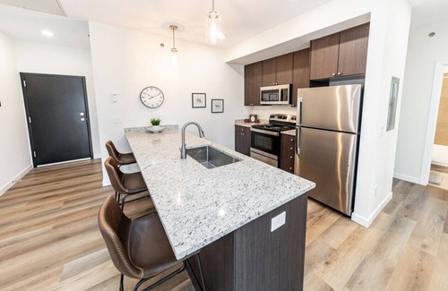 Mountain Shadows Apartment | 2 BD Top Floor Mt and Downtown Views 5 mins from Garden of the Gods