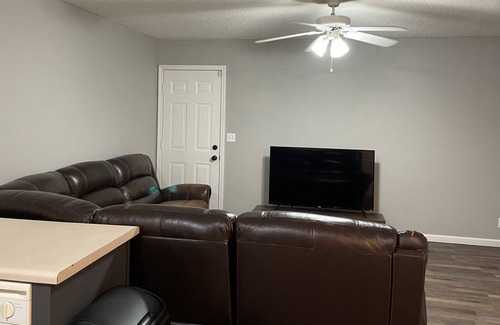 Clarksville Apartment | 2 Bd unit, near Ft Campbell, entire apartment, 2 min to gate 1