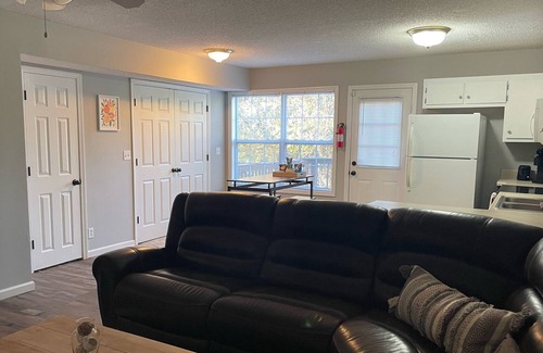Clarksville Apartment | 2 Bd unit, near Ft Campbell, entire apartment, 2 min to gate 1