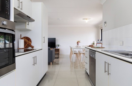 Acacia Ridge Apartment | 2 Bdr Apt! Full Kitchen! Covered Parking! 6AS2
