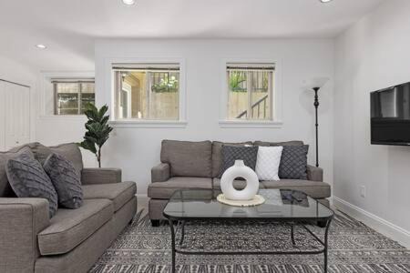 Canyon Heights House | 2 bdr Cozy Suite in North Van
