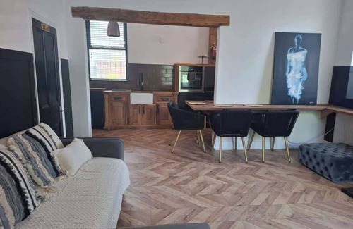 Rochdale Apartment | 2 BDR House - Ideal for Short Breaks and Contractors