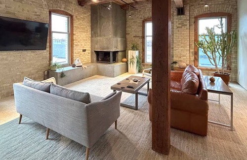 Fifth Ward Apartment | 2 Bdr Penthouse with Fireplace
