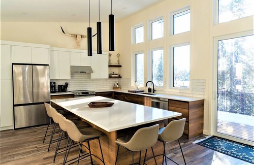 East Kootenay House | 2 BDR | Private, Stylish & All new
