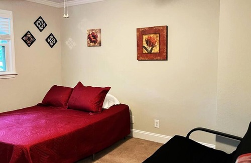 Villa Heights Apartment | 2 bdr Townhome Plaza Midwood - 10 min to uptown