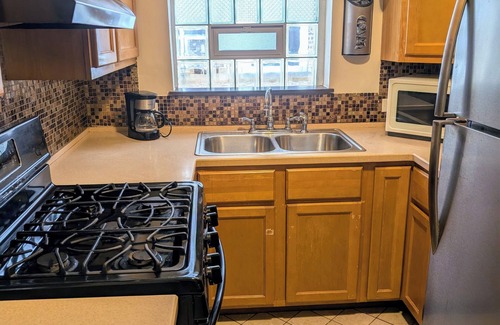 Washington Heights Apartment | 2- Bdrm Apt Desert Themed w/AC in Chicago