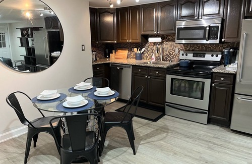 Bloomingdale Apartment | 2 bdrm ENG BSMT apartment in dcs historical neighborhood Bloomingdale
