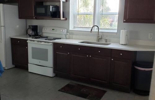 Allandale House | 2-bdrm home 2.8 miles to beach and 9 miles to speedway-Trailer parking available