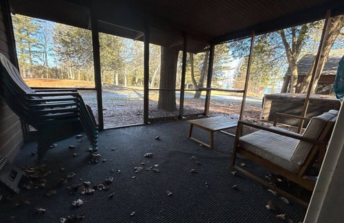 Applegate Cabin | 2 bdrm, hot tub, walk to beach