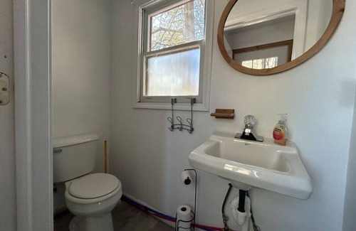 Applegate Cabin | 2 bdrm, hot tub, walk to beach