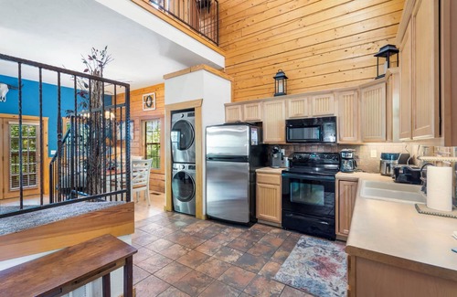 Branson Theater District Cabin | 2 BDRM + Loft Cabin, Near HWY 76 Shows & Shopping! Ticket and Golf Discounts!