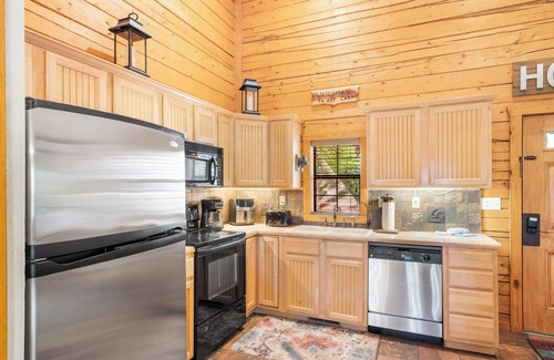 Branson Theater District Cabin | 2 BDRM + Loft Cabin, Near HWY 76 Shows & Shopping! Ticket and Golf Discounts!