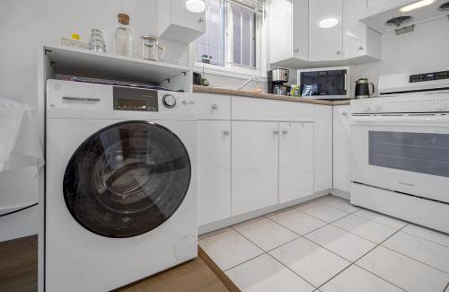 Hastings House | 2 Bds suite beautiful Yard near PNE