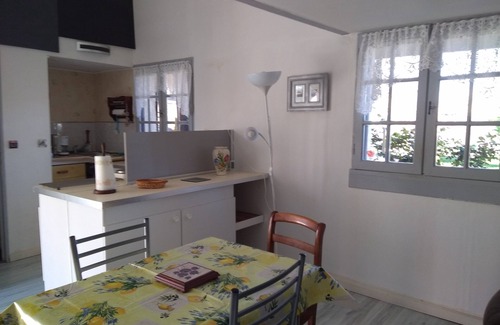 Saint-Louis-De-Montferrand House | 2 bedroom house with terrace and garden