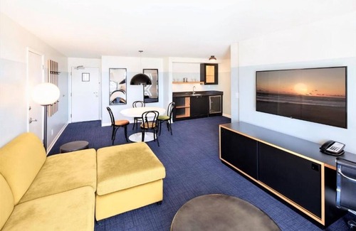 Venice Hotel | 2 Beach Rooms w/Private Balcony | Kitchen | Free Breakfast | Rooftop