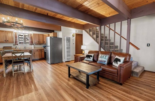 Fox Farm House | 2 Bed 1.5 Bath Cabin. Spa, Fireplace, Dogs Welcome