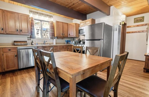 Fox Farm House | 2 Bed 1.5 Bath Cabin. Spa, Fireplace, Dogs Welcome