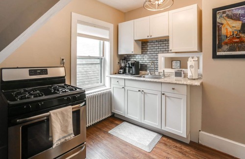 Albright Apartment | 2 Bed/1 Bath Apartment, Fully Stocked Kitchen, Spacious, Premium City Location