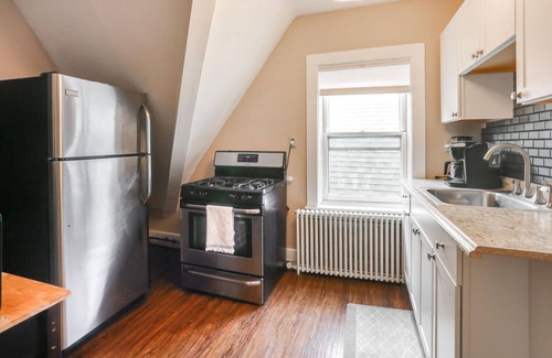 Albright Apartment | 2 Bed/1 Bath Apartment, Fully Stocked Kitchen, Spacious, Premium City Location
