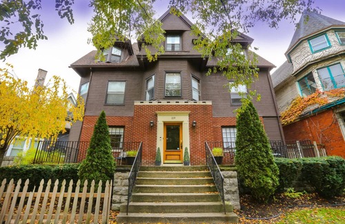 Albright Apartment | 2 Bed/1 Bath Apartment, Fully Stocked Kitchen, Spacious, Premium City Location