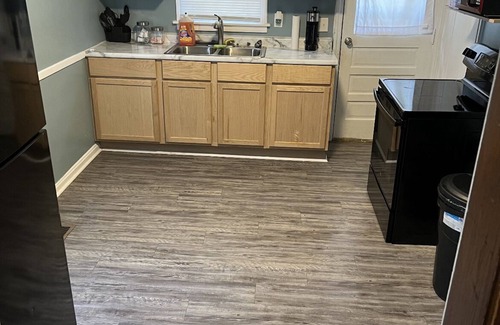 Evansville House | 2 bed/1 bath close to shopping