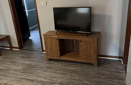Evansville House | 2 bed/1 bath close to shopping