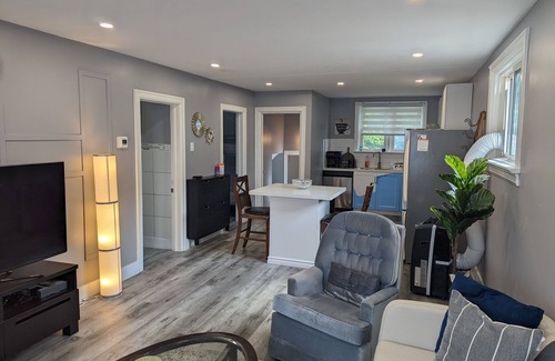 London House | 2 bed 1 bath entire bungalow upper level. London south