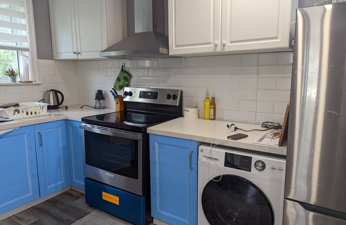London House | 2 bed 1 bath entire bungalow upper level. London south