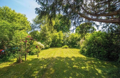 London House | 2 bed 1 bath entire bungalow upper level. London south