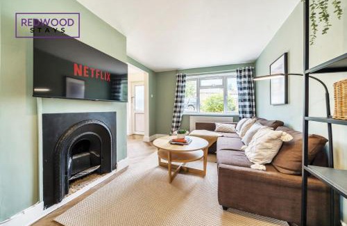 Alton House | 2 Bed 1 Bath House, Perfect for Corporate, Contractors & Families FREE Parking, Garden, Netflix By REDWOOD STAYS