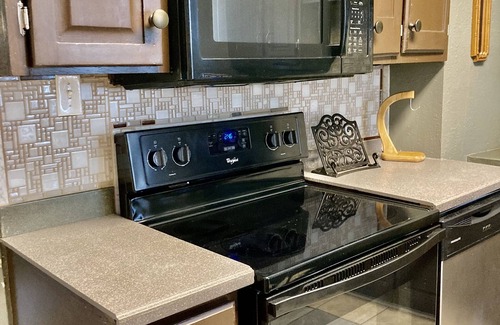 18th and Vine District House | 2 Bed/1Bath Duplex house 1st floor, 6 min. Med Ctr, 7min Downtown KC.