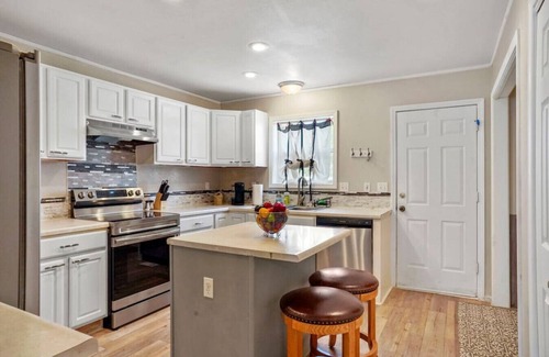 Pueblo House | 2 bed 2.5 bath close to shopping, restaurants and more