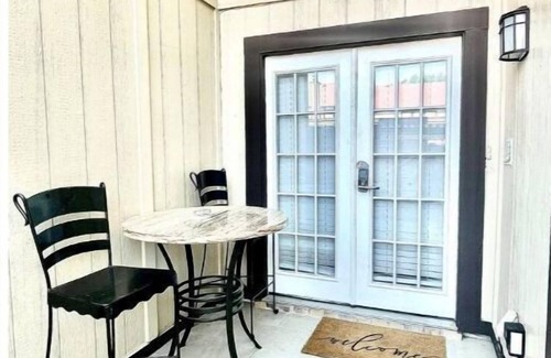 South Arlington House | 2 bed 2.5 bath townhouse with private parking.