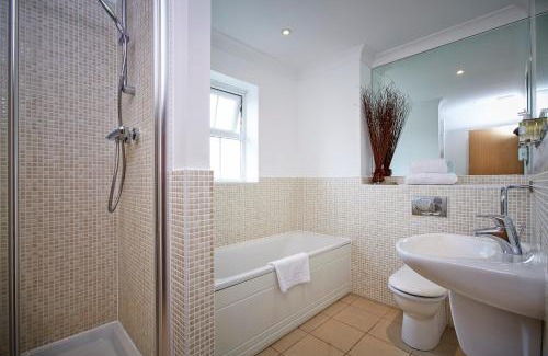 Greenham Apartment | 2 bed 2 bath at Jago Crt in Newbury - FREE parking with no height restrictions