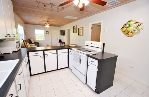Spanish Wells Cottage | 2 bed/2 bath Cottage - 1 minute walk to the Beach - Quiet Neighborhood - Kayak