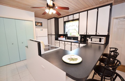Spanish Wells Cottage | 2 bed/2 bath Cottage - 1 minute walk to the Beach - Quiet Neighborhood - Kayak